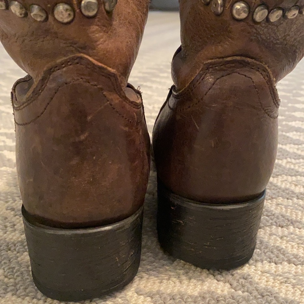 Frye Diana Cut Stud Short Boot Size: 7.5 - Picture 6 of 9